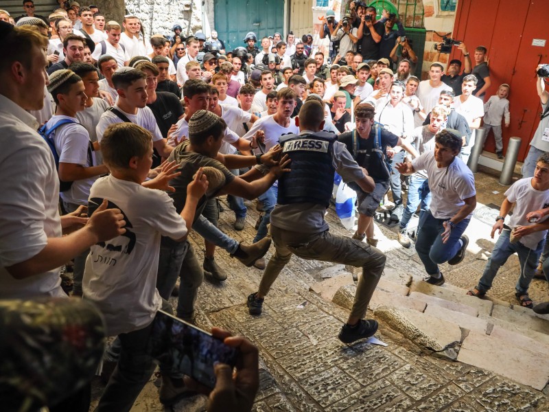 Palestinian Journalist Saif Al Qawasmi was mobbed by ultranationalist Israeli youths at the annual Flag March in Jerusalem (2024)